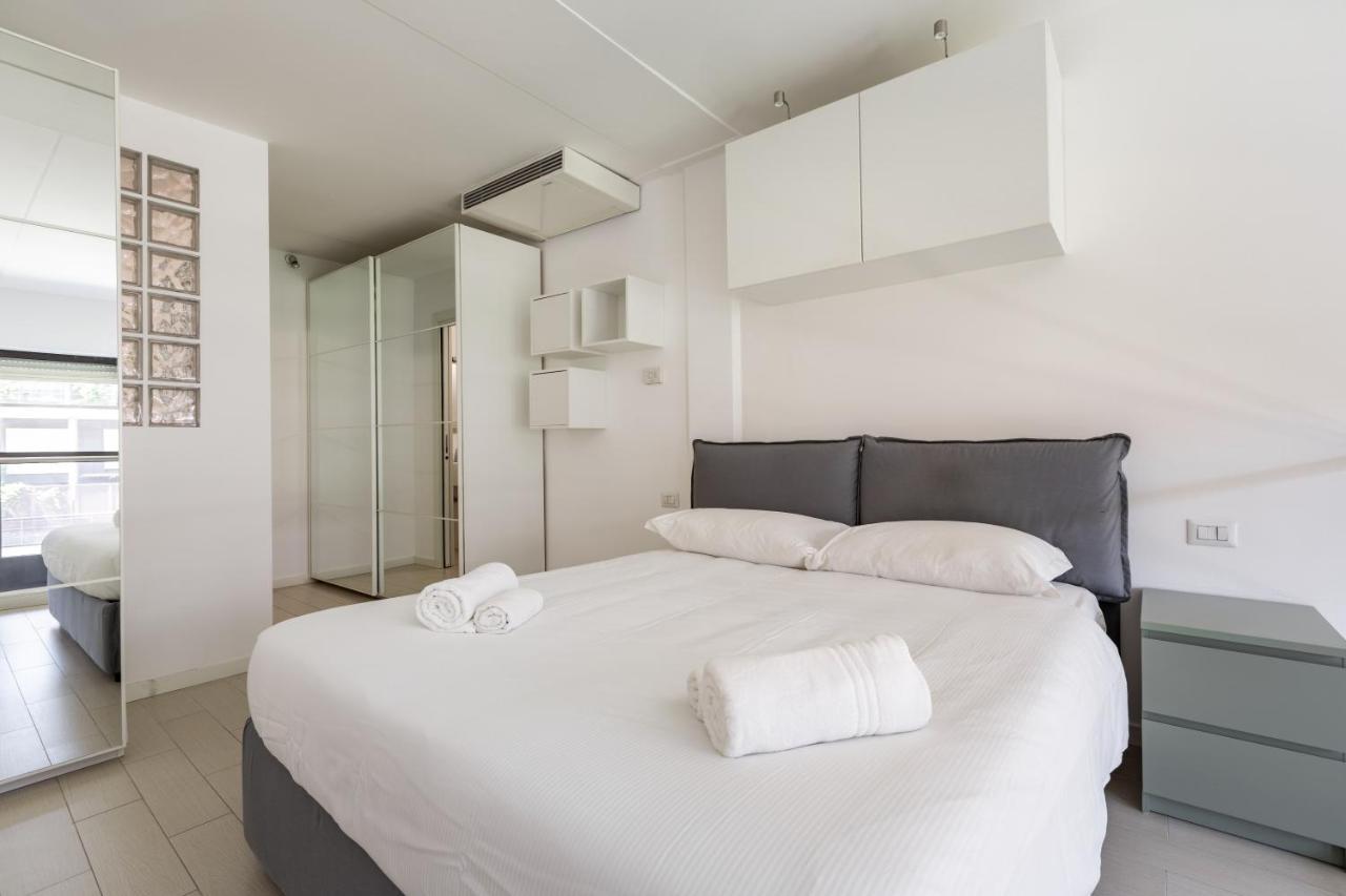 Elegant Loft With Balcony! Lägenhet Milano Exteriör bild