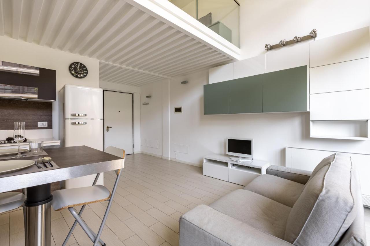 Elegant Loft With Balcony! Lägenhet Milano Exteriör bild