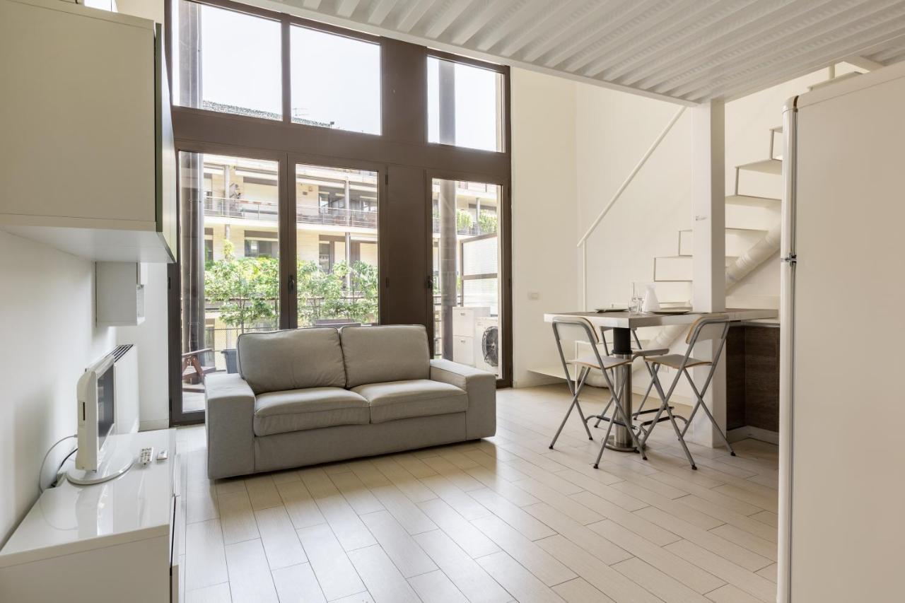 Elegant Loft With Balcony! Lägenhet Milano Exteriör bild